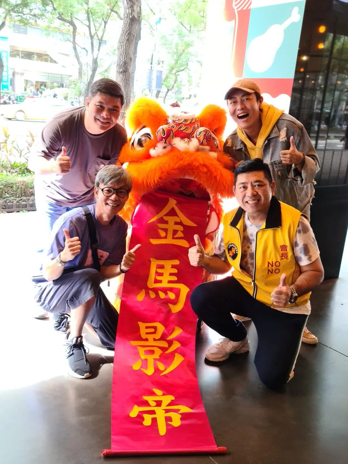 台湾艺人Nono（前排右）2020年率舞龙舞狮预祝李国煌（前排左）称帝。（金刚媒体提供）