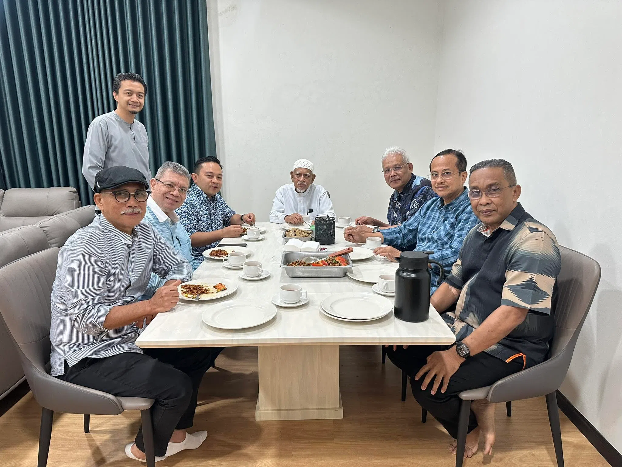 被开除党籍的韩沙再努丁（右三）在脸书上上传一张照片，显示他与伊斯兰党主席哈迪阿旺（中）等人共进下午茶。坐者左起为土团党的罗纳建迪、赛富丁和旺赛夫，站者为莫哈末沙希尔；右起为伊党总秘书达基尤丁及副主席阿末山苏里。（取自韩沙再努丁脸书）