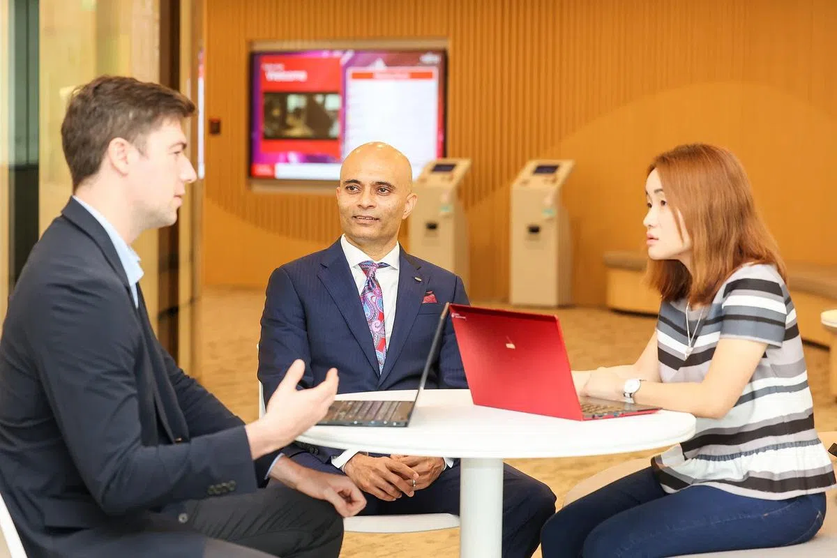 马哈詹（中）认为富士通要提升创新速度，更快地为客户提供新服务。（陈斌勤摄）