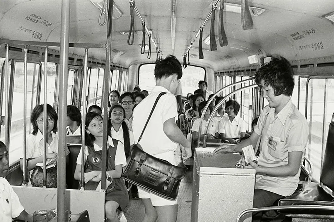 穿梭大巴窑的151号巴士，上车向女售票员买票，这情景你还记得吗？（档案照）