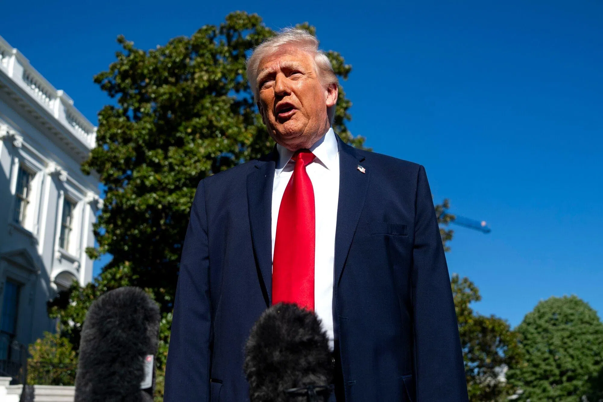 美国总统特朗普星期六（4月11日）重申美军的声明，称美国海军舰艇当天通过了霍尔木兹海峡，开始清除伊朗在霍尔木兹海峡布设的水雷。（彭博社）