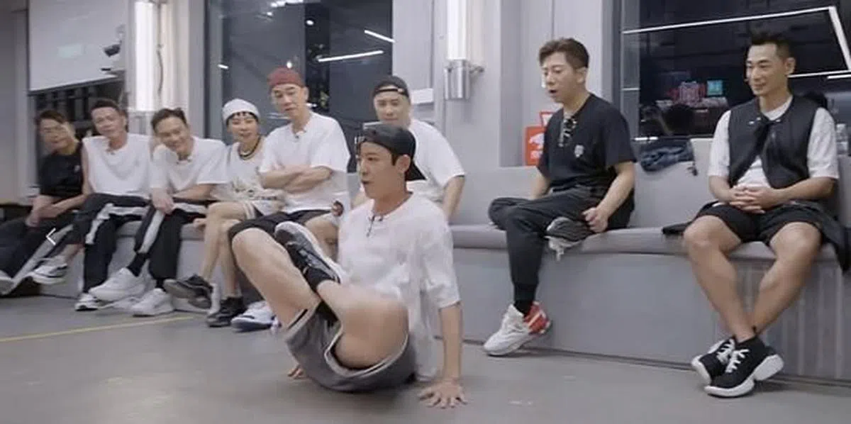 敖犬表演盘腿平移，有点像螃蟹走路。（视频截图）