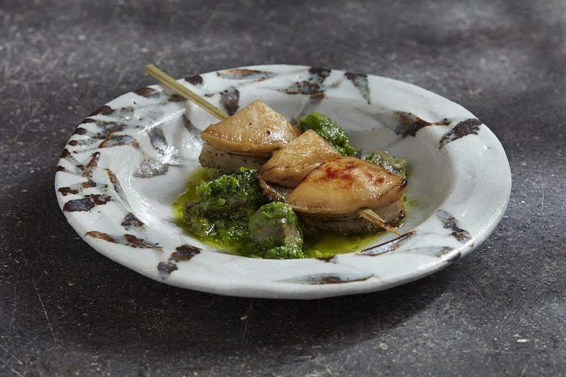 鲍鱼与鸡胗串，以香菜蒜蓉奶油汁调味。（餐馆提供）