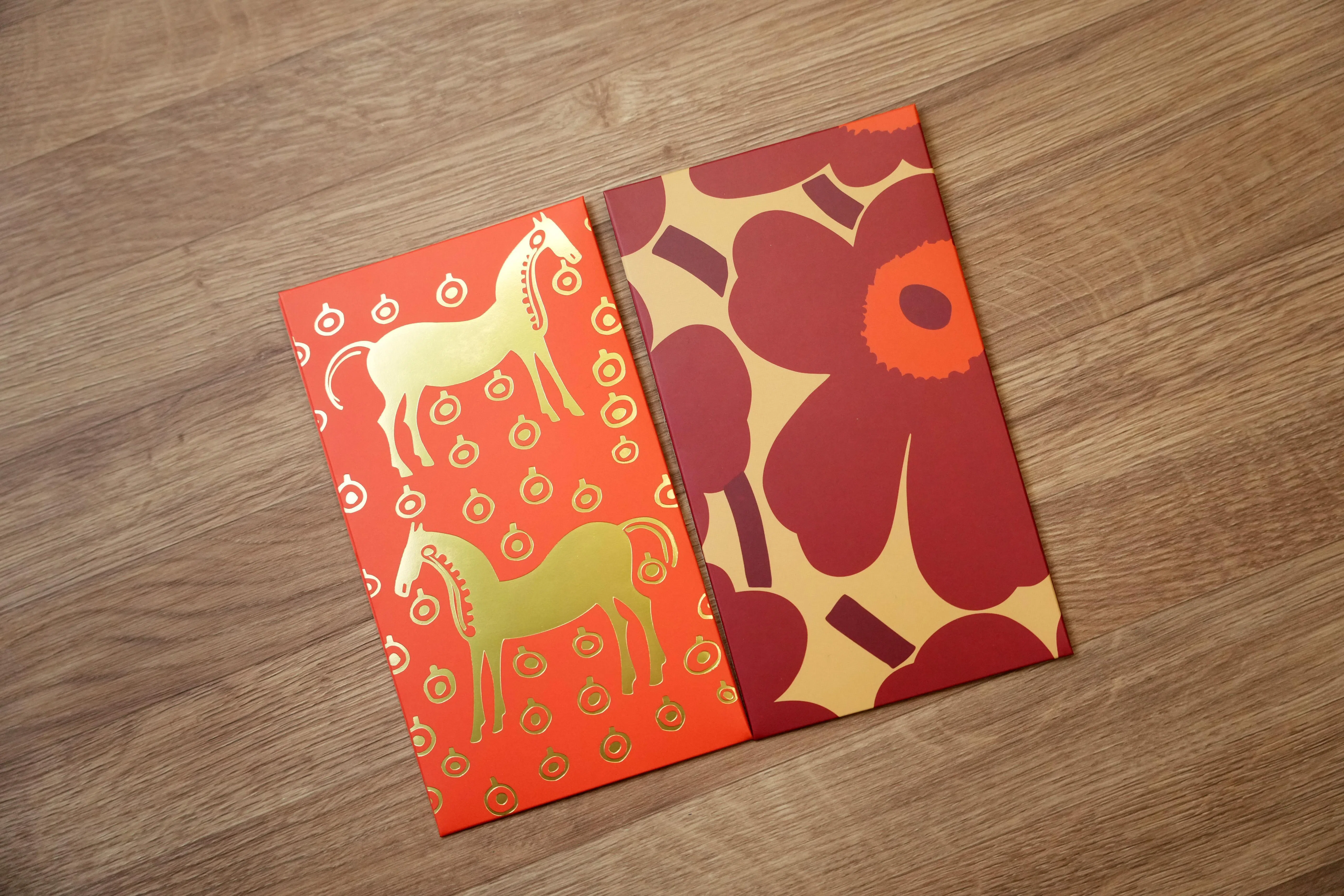 Marimekko红包上有两匹可爱小金马。（谢智扬摄）