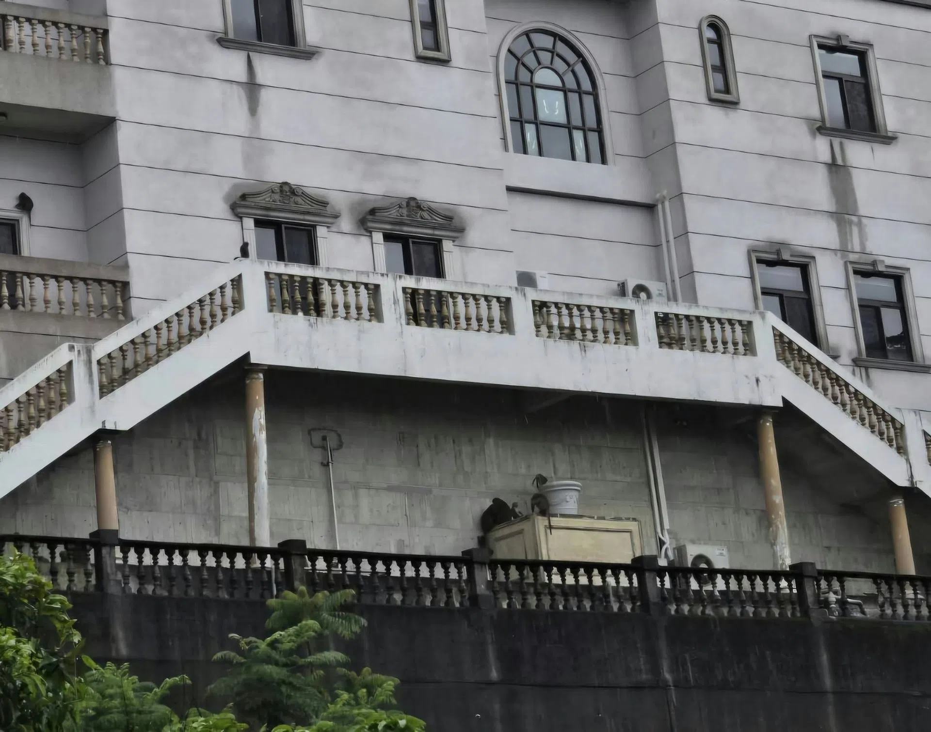 王羽重金打造的豪宅“城堡”，沦为猴子天堂。（互联网）