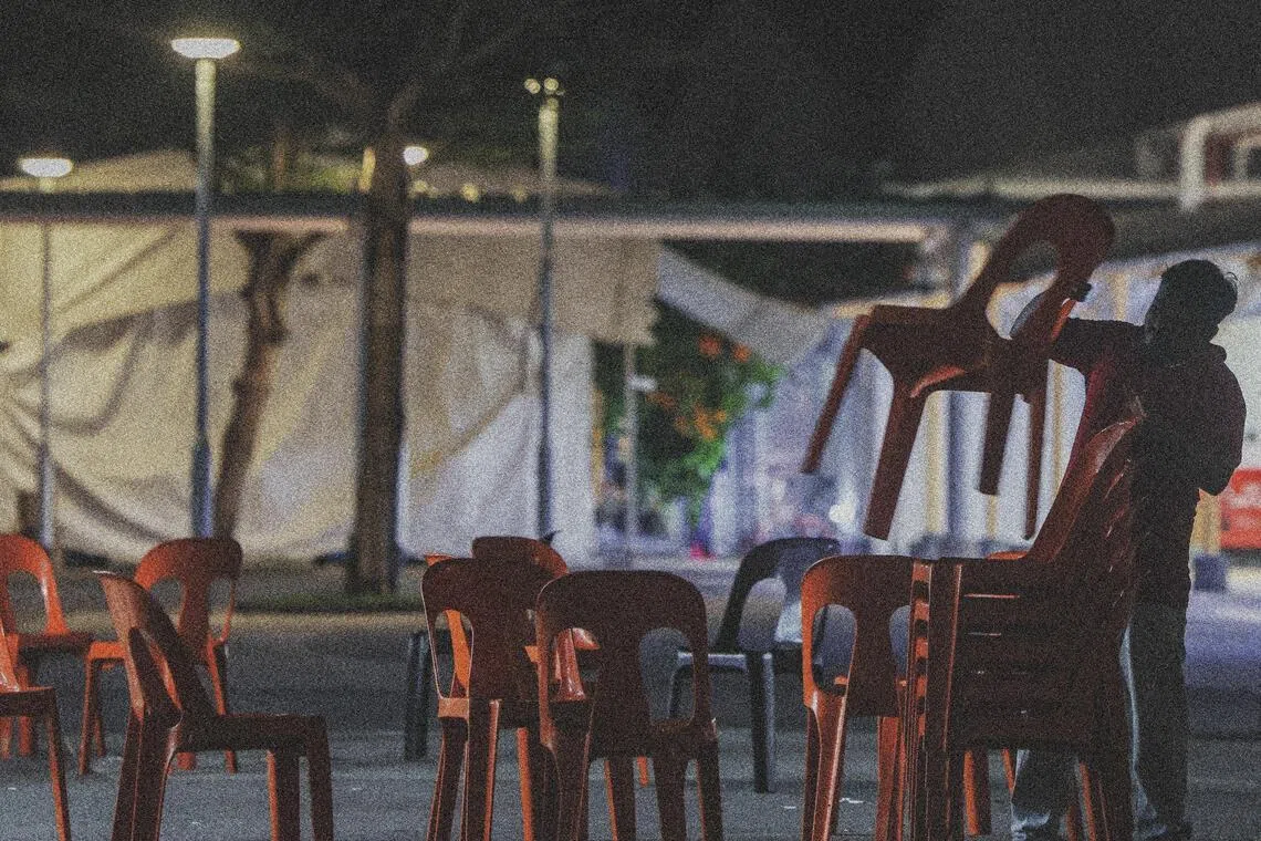 清晨时分，餐饮摊位的员工在摆放桌椅，准备开档营业。（陈斌勤摄）
