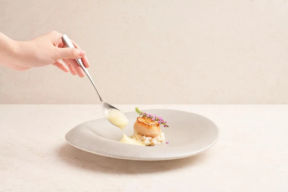 Path的香煎带子配搭特制海带松露酱及腌渍昆布金瓜沙拉。