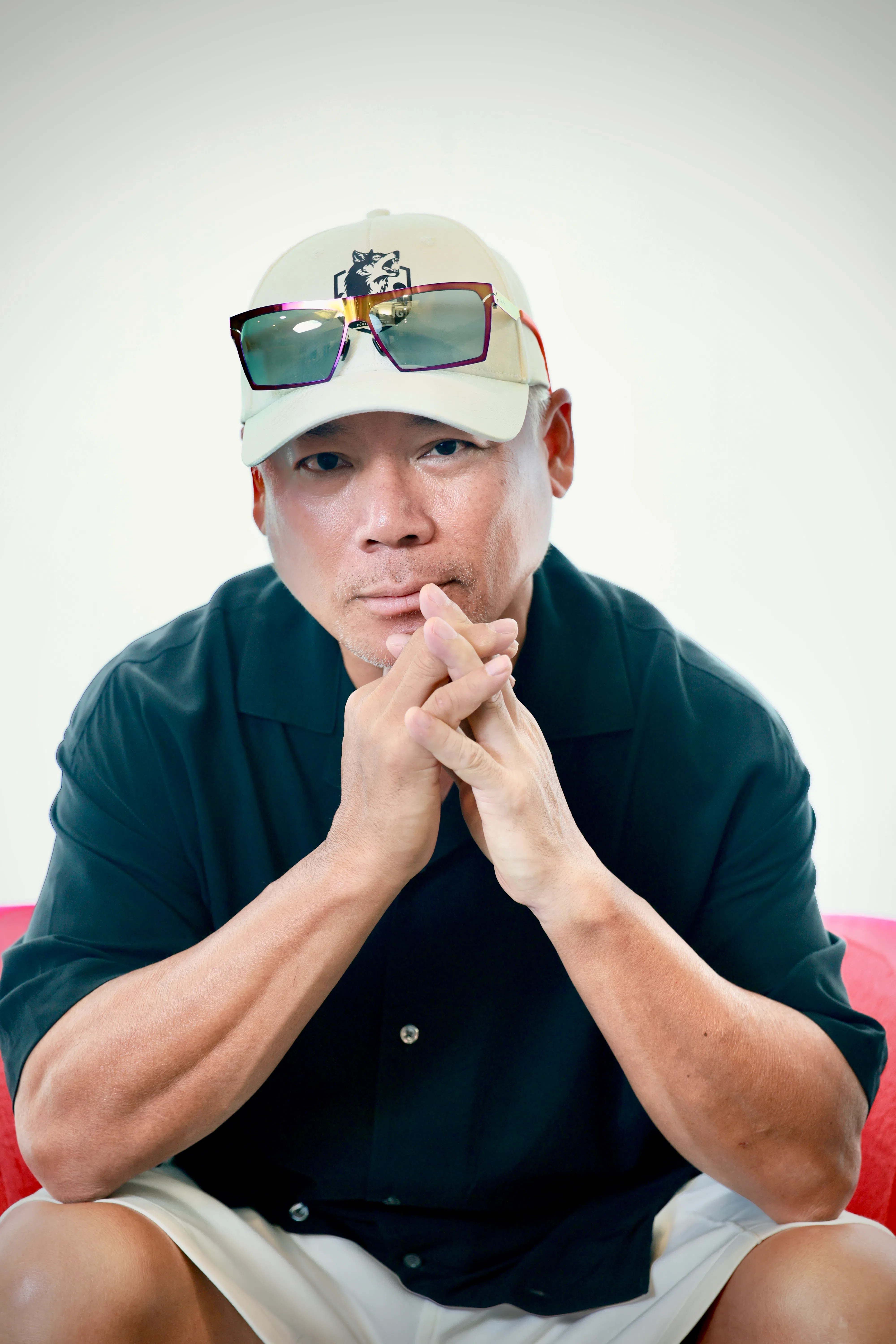 巫启贤认为新加坡的歌迷彼此的关系像老朋友和家人。（龙国雄摄）