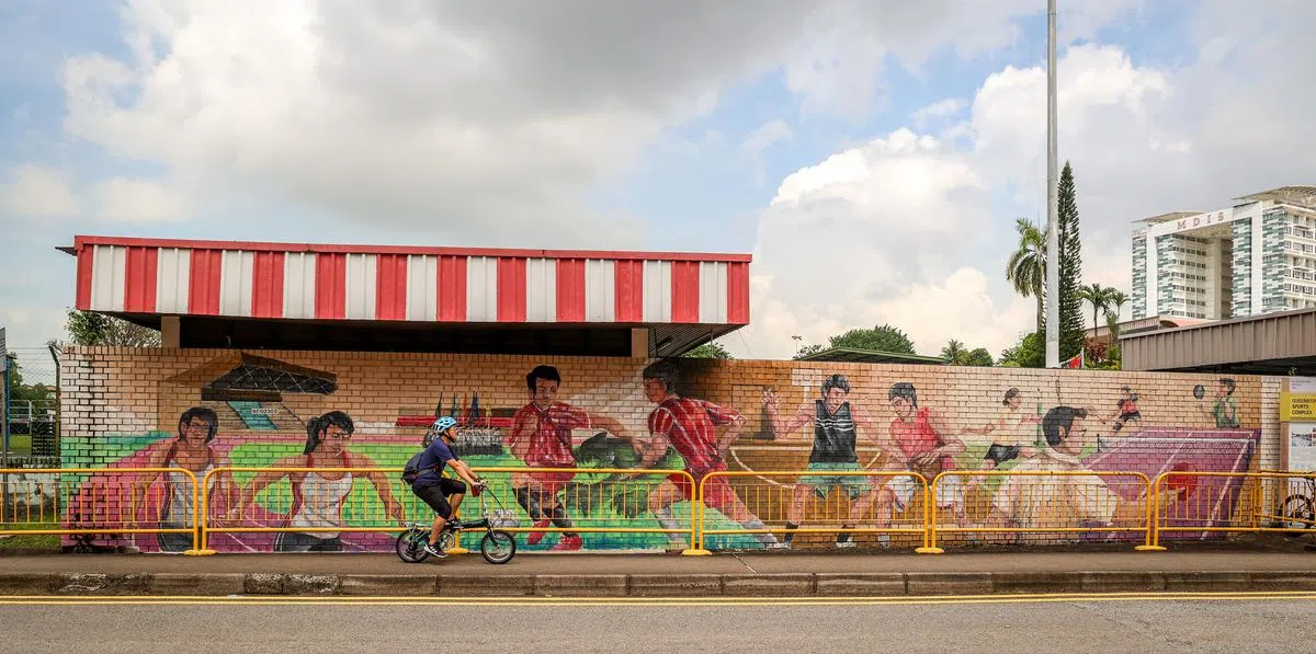 这里有新加坡第一座组屋区体育场，外边的壁画和设施内保留的旧装饰，会让人误以为回到了7、80年代。（摄影 / 叶振忠）