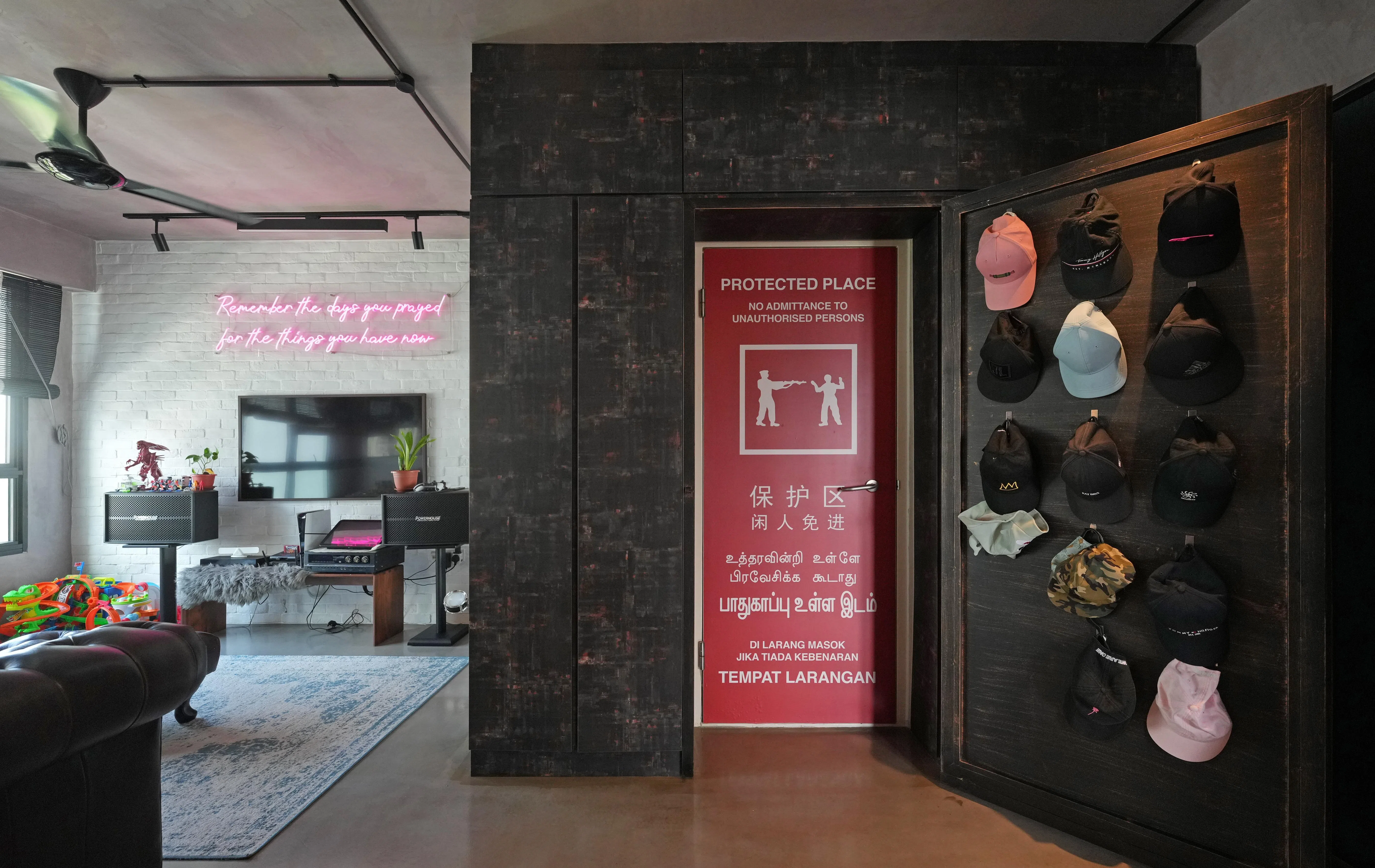 防空壕被巧妙隐藏，贴上常见于军营的警示标志，是林俊良对曾演出电影《新兵正传》的一种致敬。（谢智扬摄）