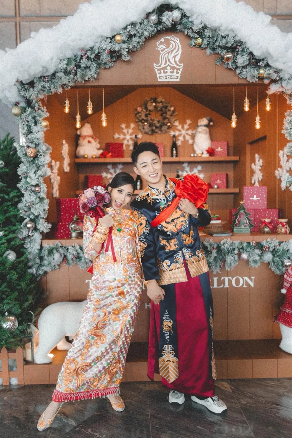 容天佑娶妻，女方的礼服和首饰引人瞩目。（互联网）