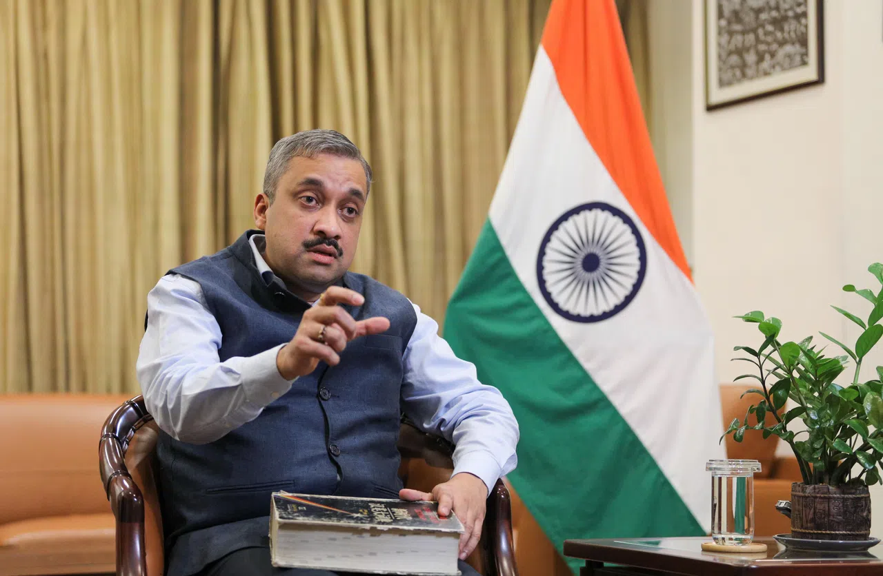 印度最高专员安伯乐坚持遇到生字就要翻查手上的《新时代汉英大词典》，不论是在中国、美国，还是印度、新加坡，这本词典都跟在身边。（林泽锐摄）