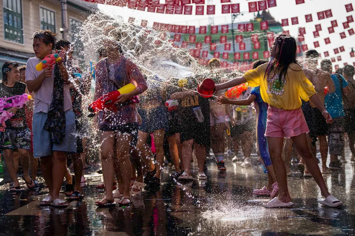 泼出的水花飞舞，犹如吉祥的花朵盛开，快乐跳跃在串串水珠中。（蔡光发摄）