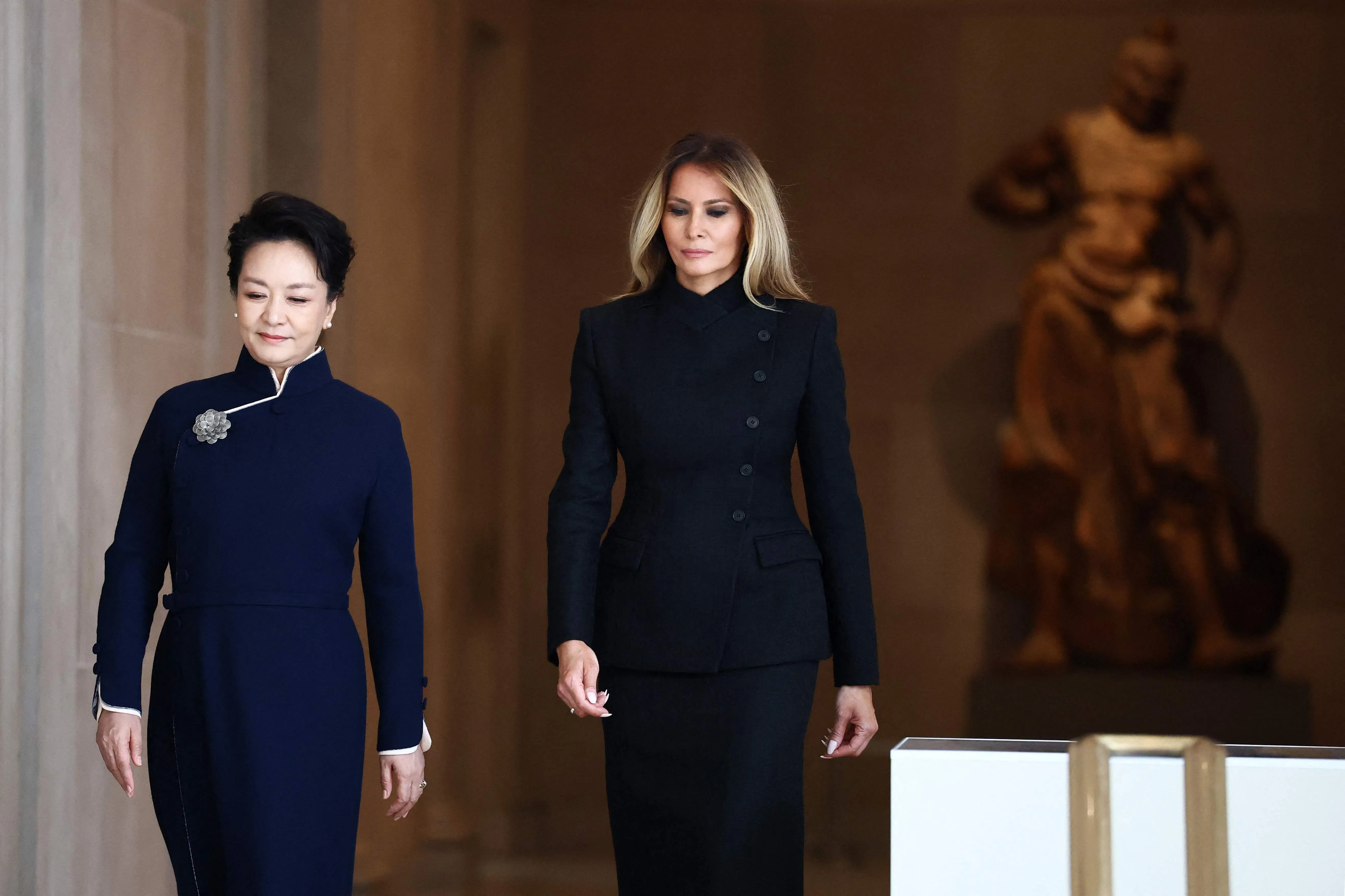 梅拉尼娅（右）与彭丽媛星期四参观华盛顿史密森尼国立亚洲艺术博物馆。（法新社）