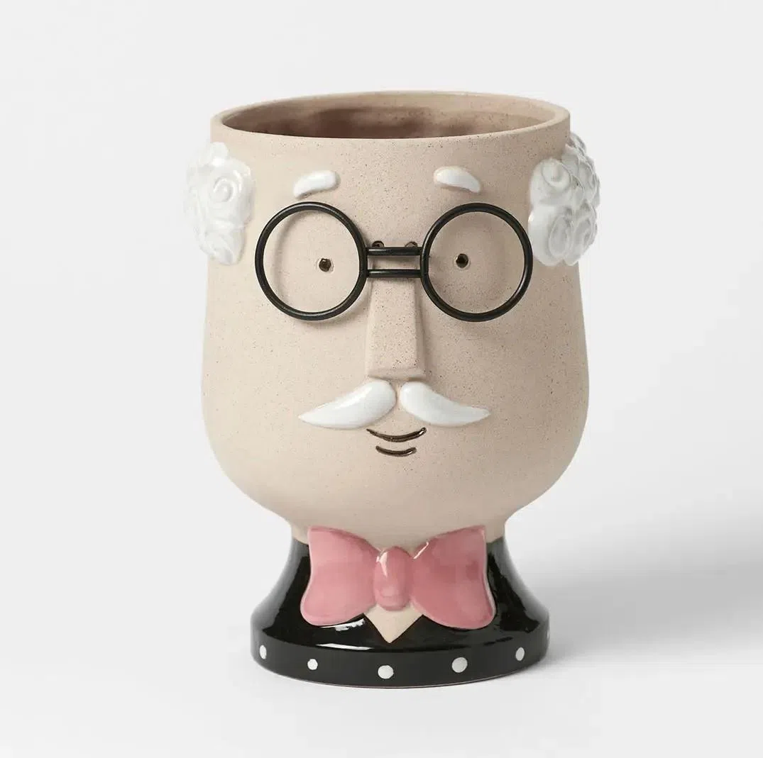 带有爷爷脸雕刻的花盆，给家居环境增添些许诙谐却迷人的气息。（取自bedbathntable.com.sg）