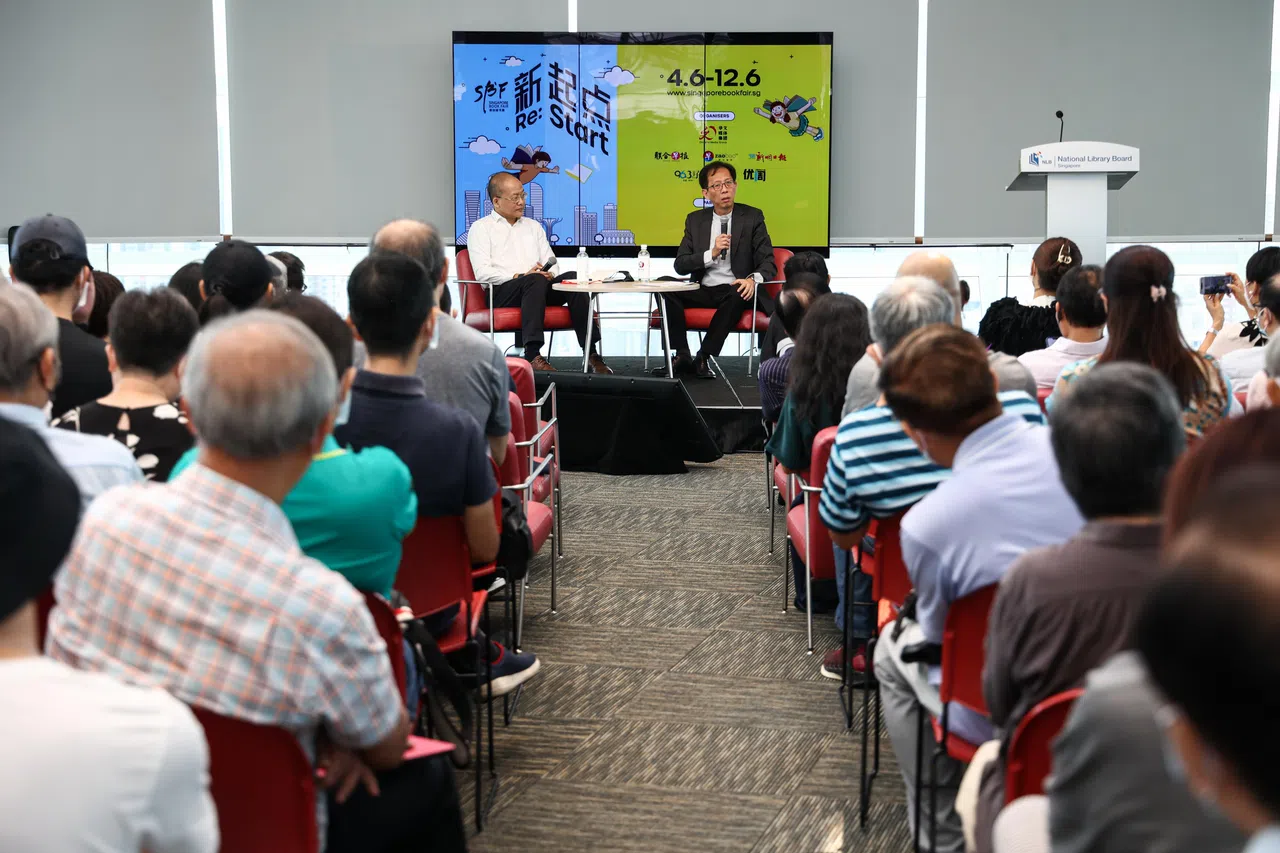 新加坡太平洋经济合作委员会主席陈企业博士（台上右）于2022年6月5日在《联合早报》经济讲座上，以“4G时代，经济前瞻”为题作演讲。讲座主持人为《联合早报》言论组主任叶鹏飞。这是2022年“新加坡书展2022”的其中一场活动。（档案照片）