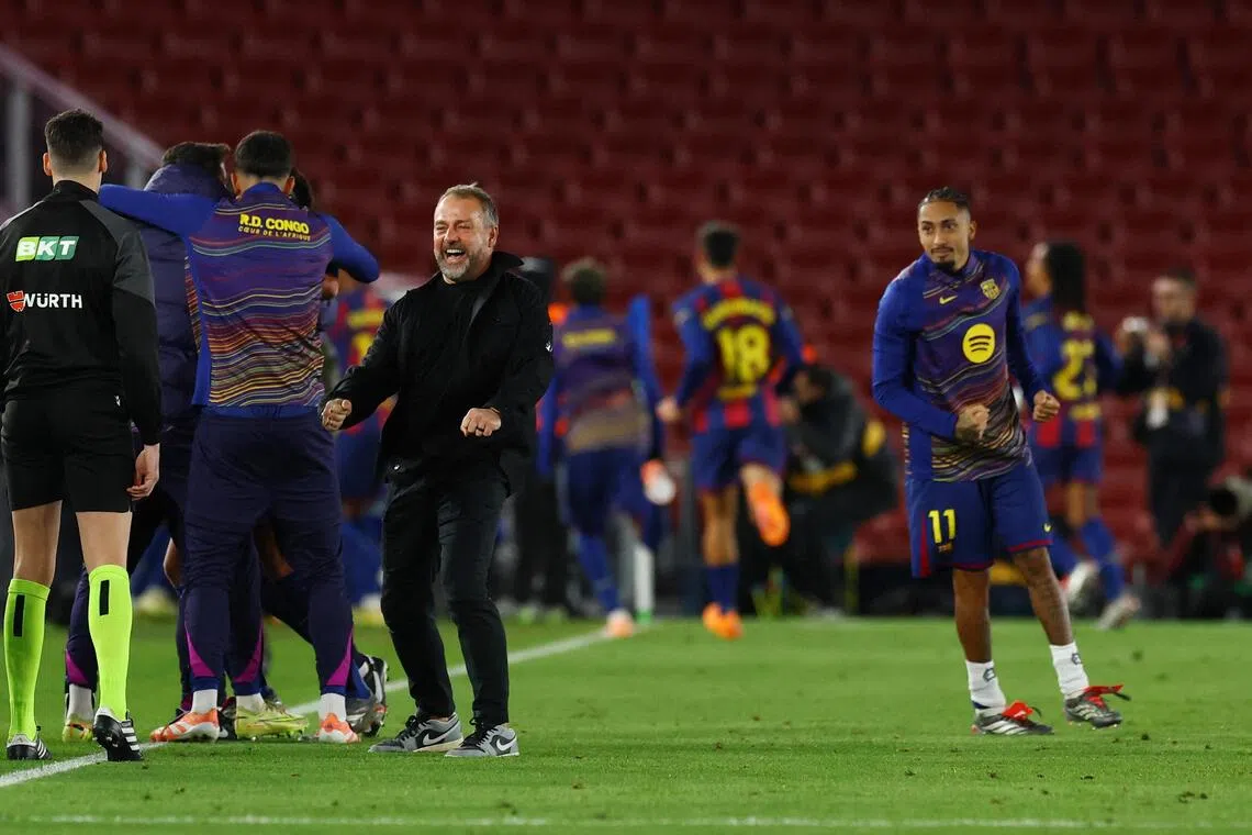 针对拉菲尼亚（右一）未能入选今年的FIFA年度最佳阵容一事，巴塞主帅弗里克（黑衣面向镜头者）曾公开为他抱不平。此役，拉菲尼亚也用全面表现回报主帅对他的信任。（路透社档案照）