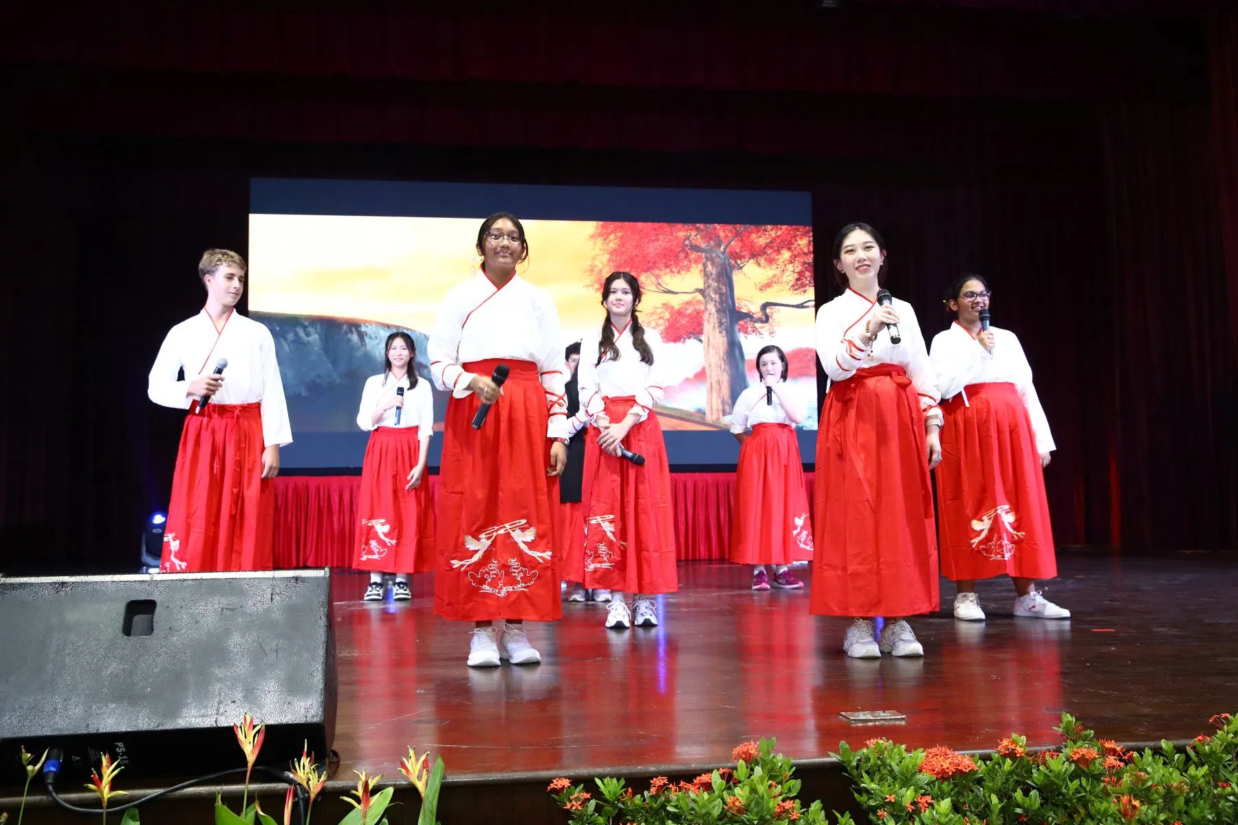 华中国际学校学生身穿古装表演《下山》，让宾客耳目一新。（华中校友会提供）