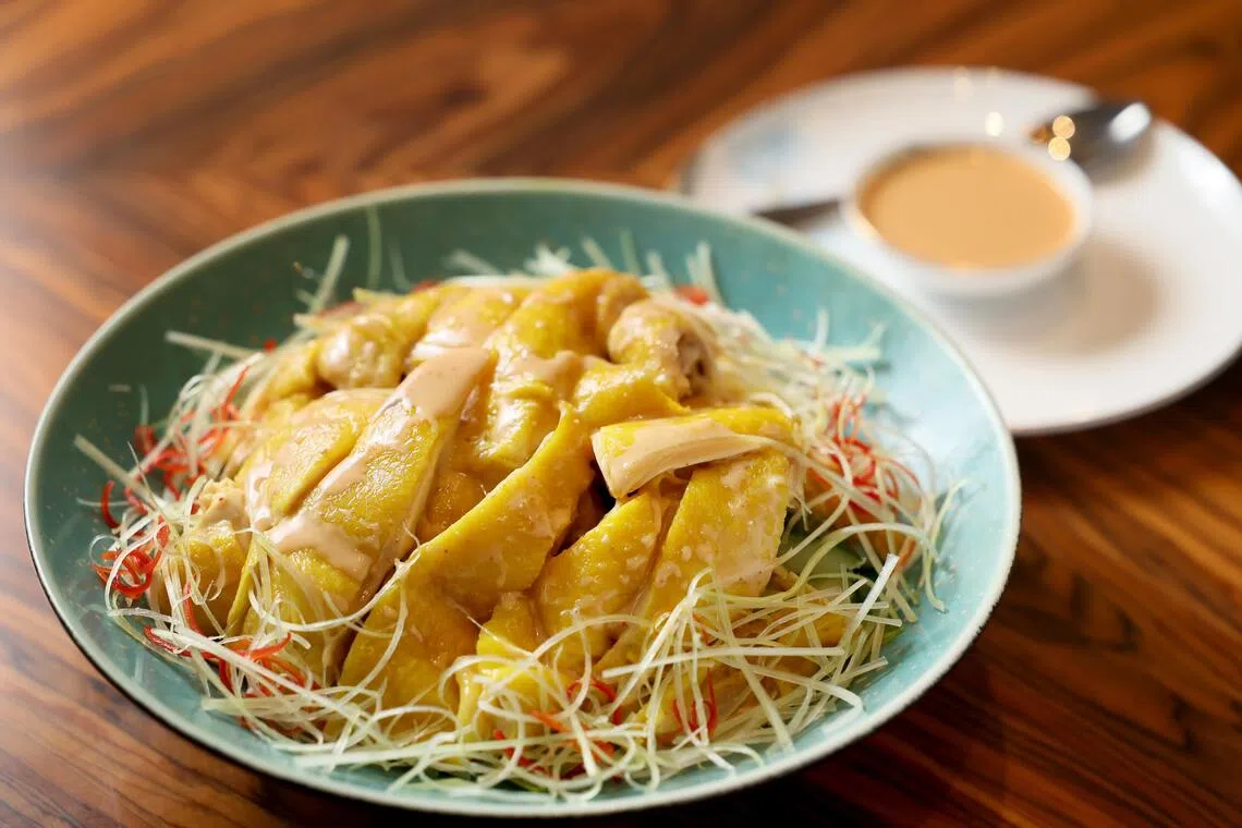 云乳贵妃鸡的肉质结实且清香淡雅，与腐乳酱在舌尖交织出咸甜和酒香。　　（龙国雄摄）