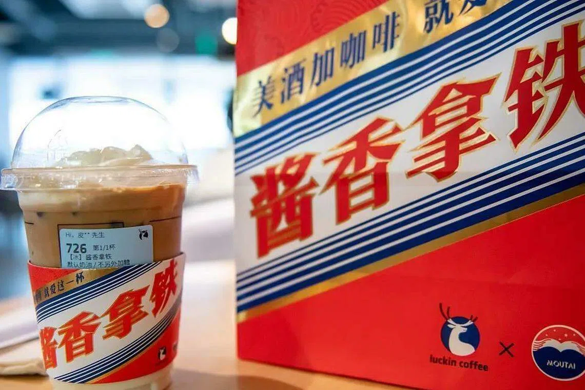 去年9月，贵州茅台和瑞幸咖啡联名推出含有茅台酒的“酱香拿铁”。（互联网）