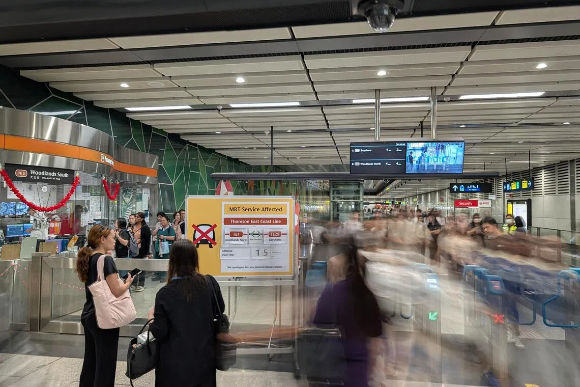 SMRT星期三（9月17日）早上8时29分在各社交媒体发文说，兀兰北站和碧湾站之间的列车服务暂停期间，会继续提供免费的普通和接驳巴士服务。（李冠卫摄）