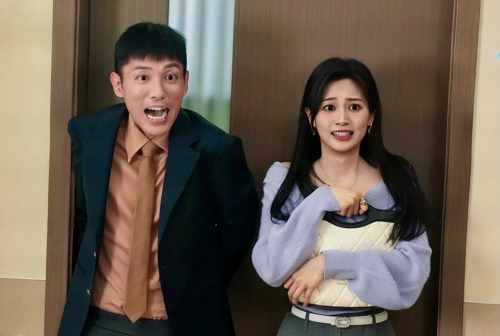张颖康（左）饰演渣男，郭柏妍饰演“塑料闺蜜”，两人都将浮夸度拿捏得当。（取自微博）