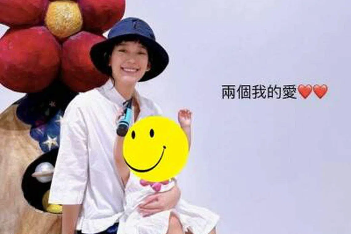 孟耿如带着女儿到画廊布置自己的画展。（取自孟耿希IG）