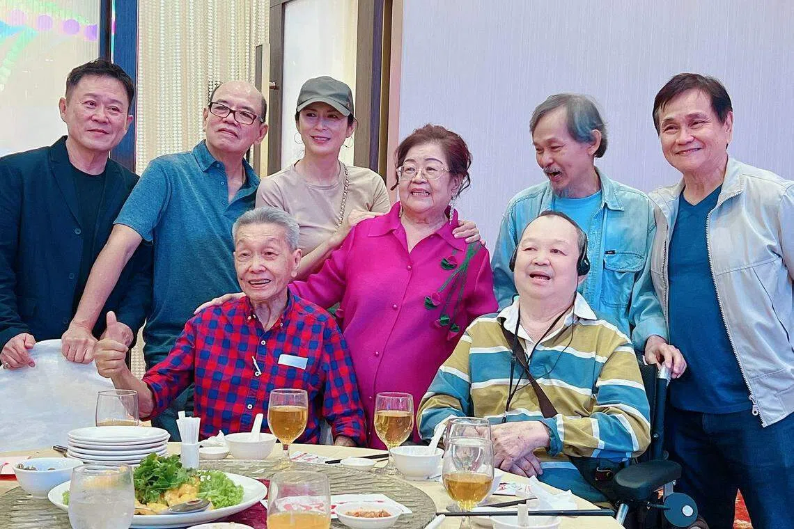 段伟明（后排右二）和唐琥（前排右一）10月29日出席管雪梅（前排中）的生日聚会。（管雪梅提供）