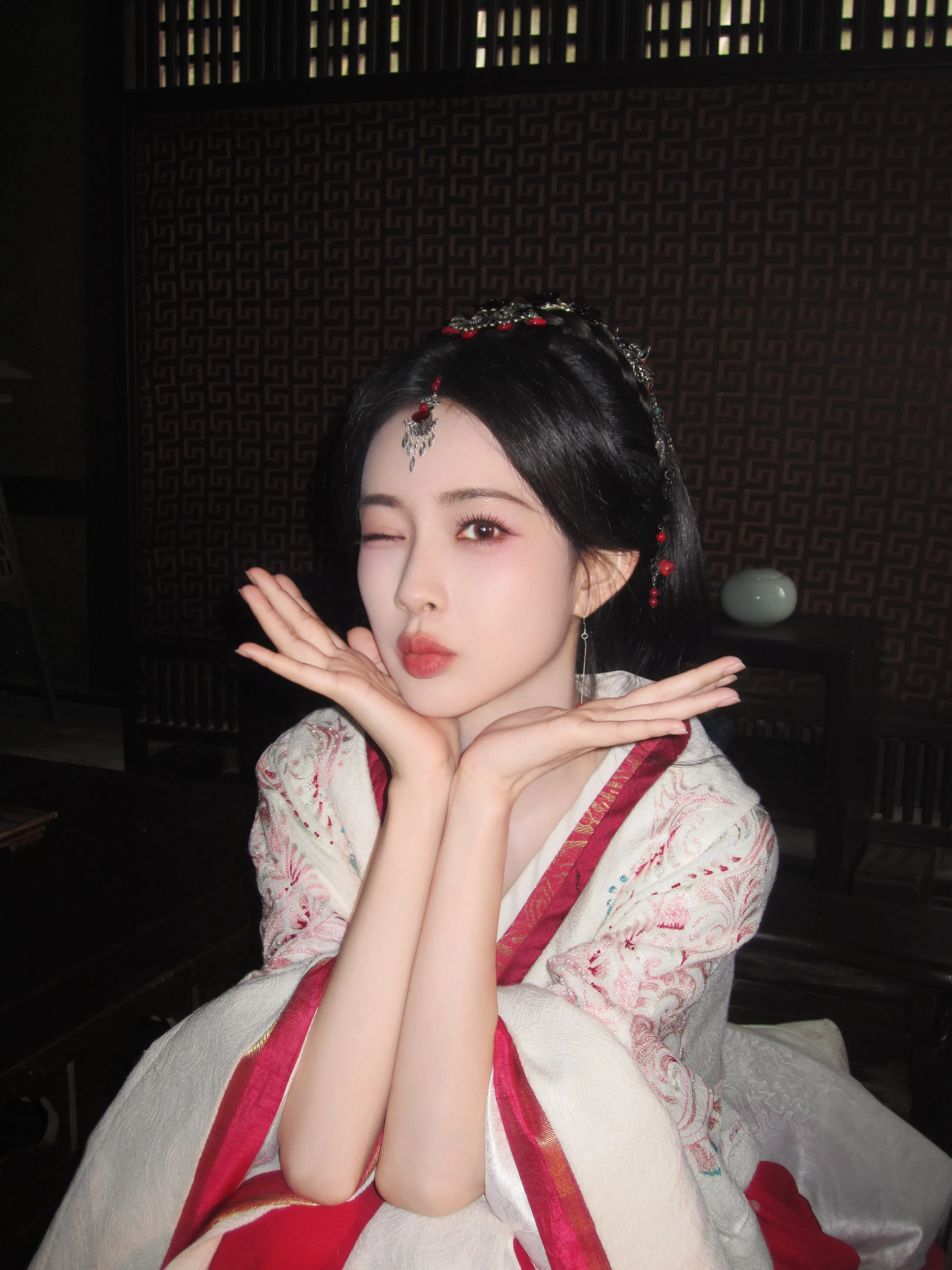 孟子义在《九重紫》中演女谋士，智慧过人，私下拍照则流露可爱的一面。（取自微博）