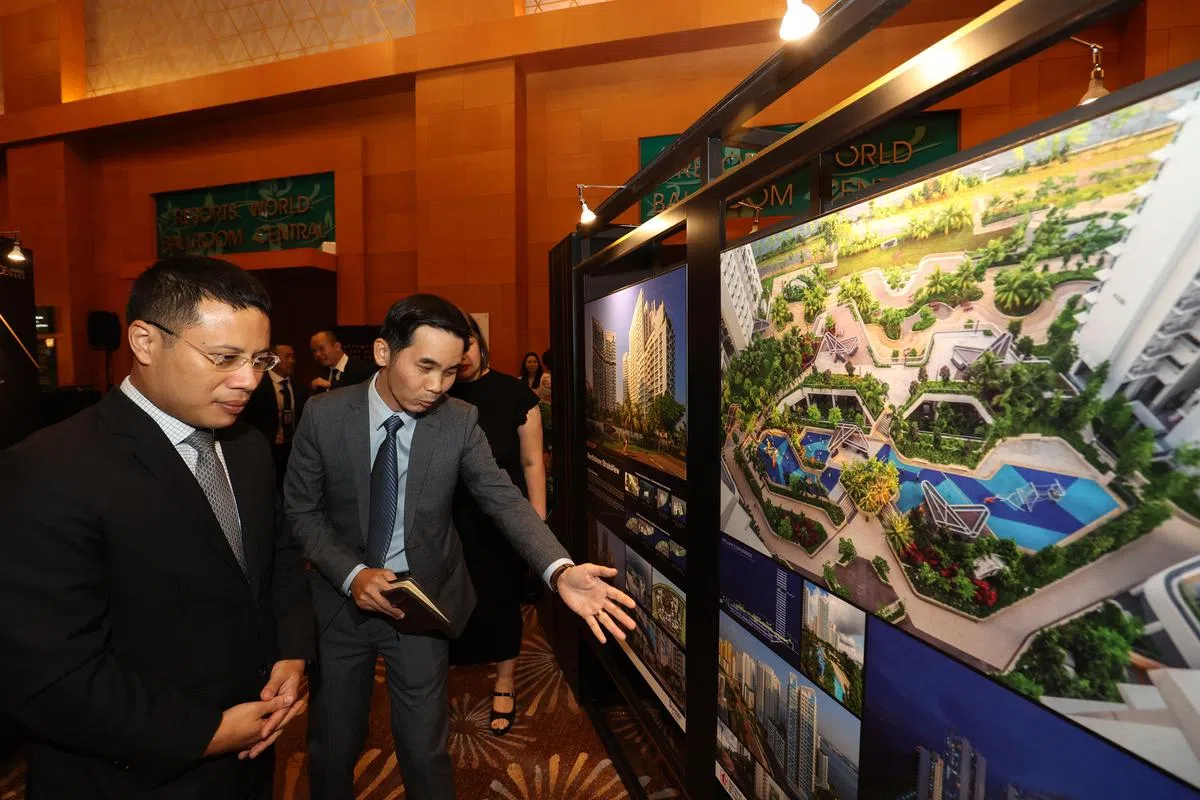 李智陞星期二在建屋发展局颁奖礼上致辞时说，建屋局将通过11月推出的登加预购组屋项目推行建筑转型计划，与项目团队合作采用一系列最新技术，以期达到比其它预购组屋项目高25%的生产力。（邝启聪摄）