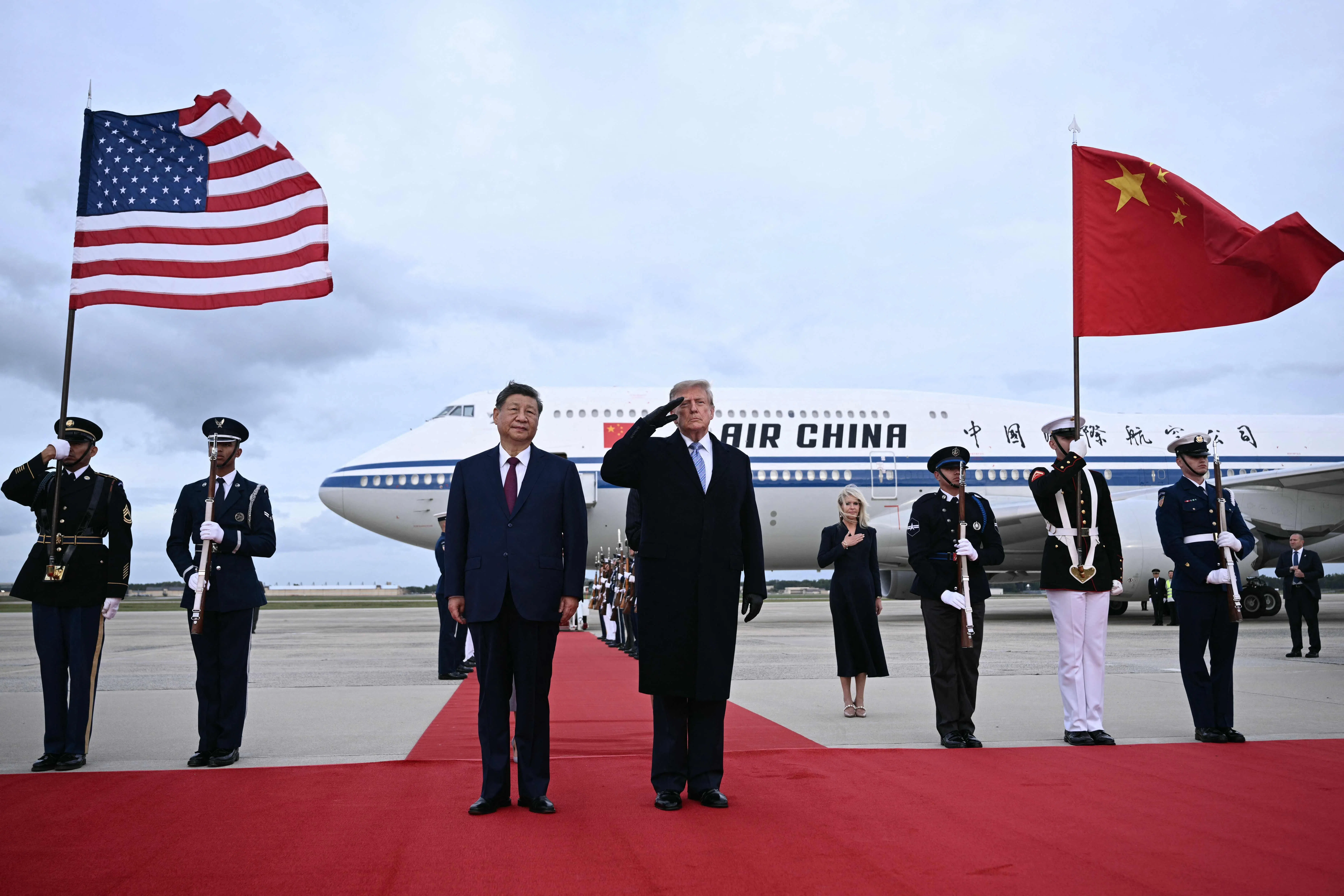 中国国家主席习近平星期三（9月23日）乘专机抵达美国安德鲁斯联合基地。美国总统特朗普戴着深色手套亲自接机，并在美国国歌奏响时行礼。（法新社）