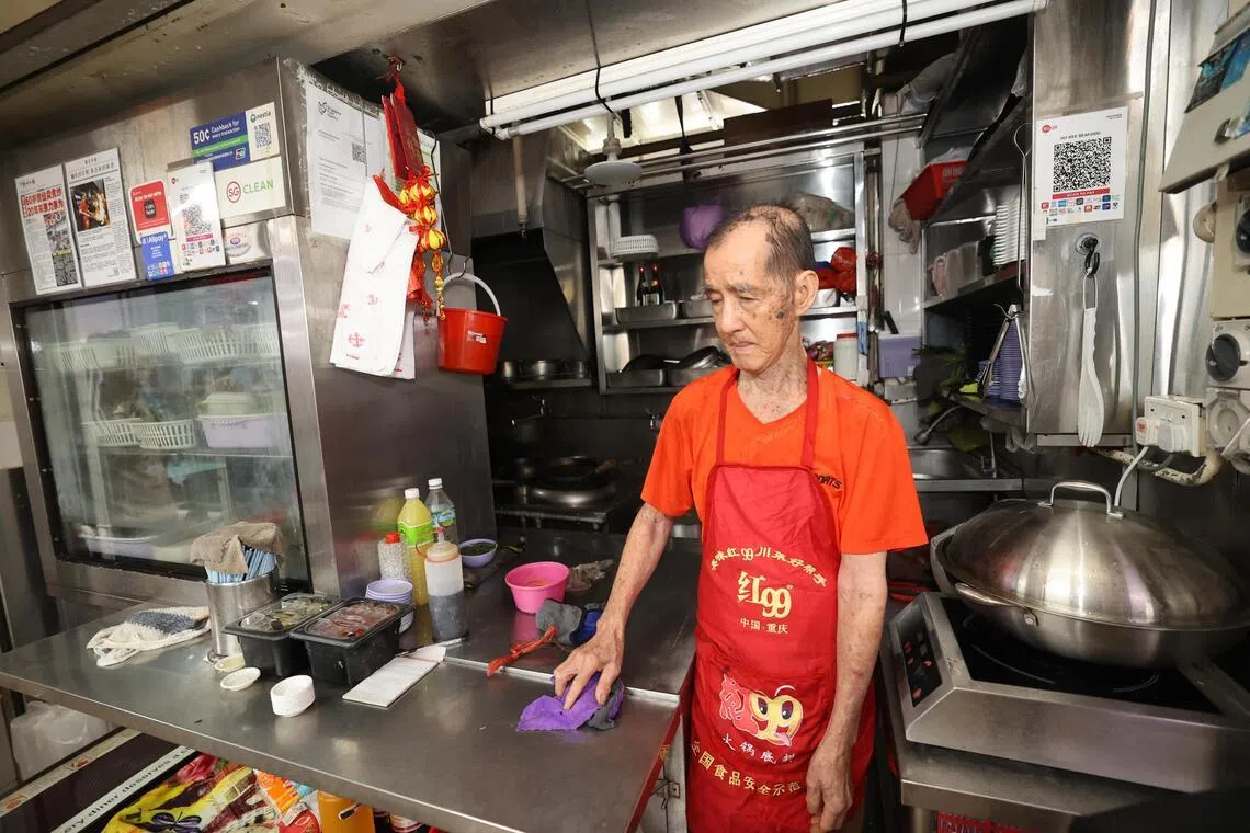 失火煮炒摊摊主张坤源受访时一脸无奈。（邝启聪摄）