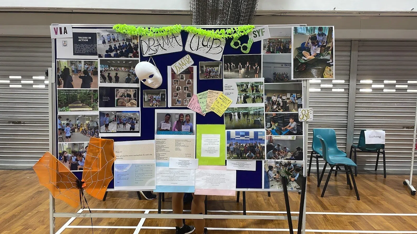 长老会中学戏剧社在开放日的摊位展示，介绍课外活动内容。（长老会中学提供）