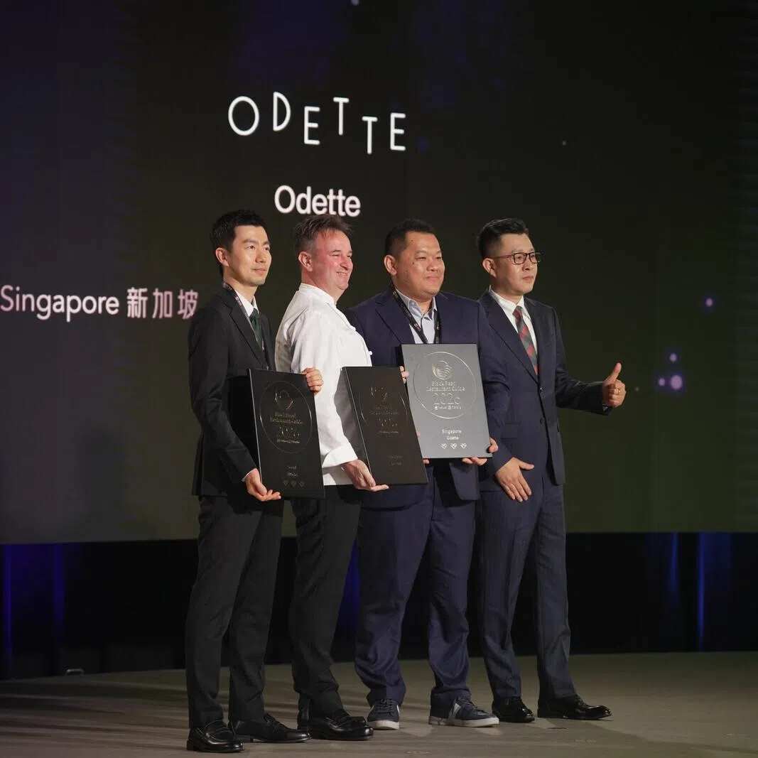 新加坡的法国餐馆Les Amis（右二）和Odette（右一）代表，上台领取黑珍珠餐厅指南的三钻最高殊荣。（主办方提供）