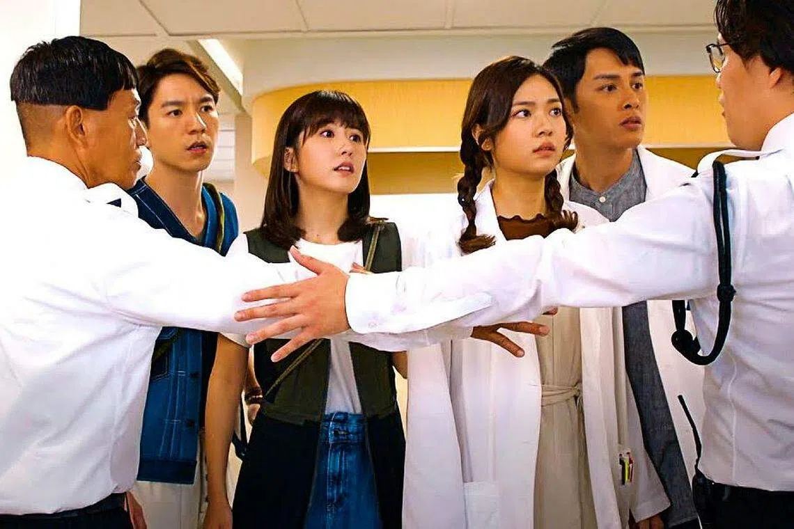 吴伟豪（左二起）、陈嘉慧和游嘉欣在《你好，我的大夫》饰演进修中医师学徒，右二为何广沛。（互联网）