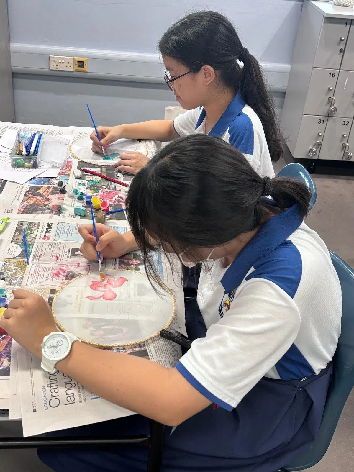 学生在团扇上画上荷花，充分享受作画瞬间。（长老会中学提供）