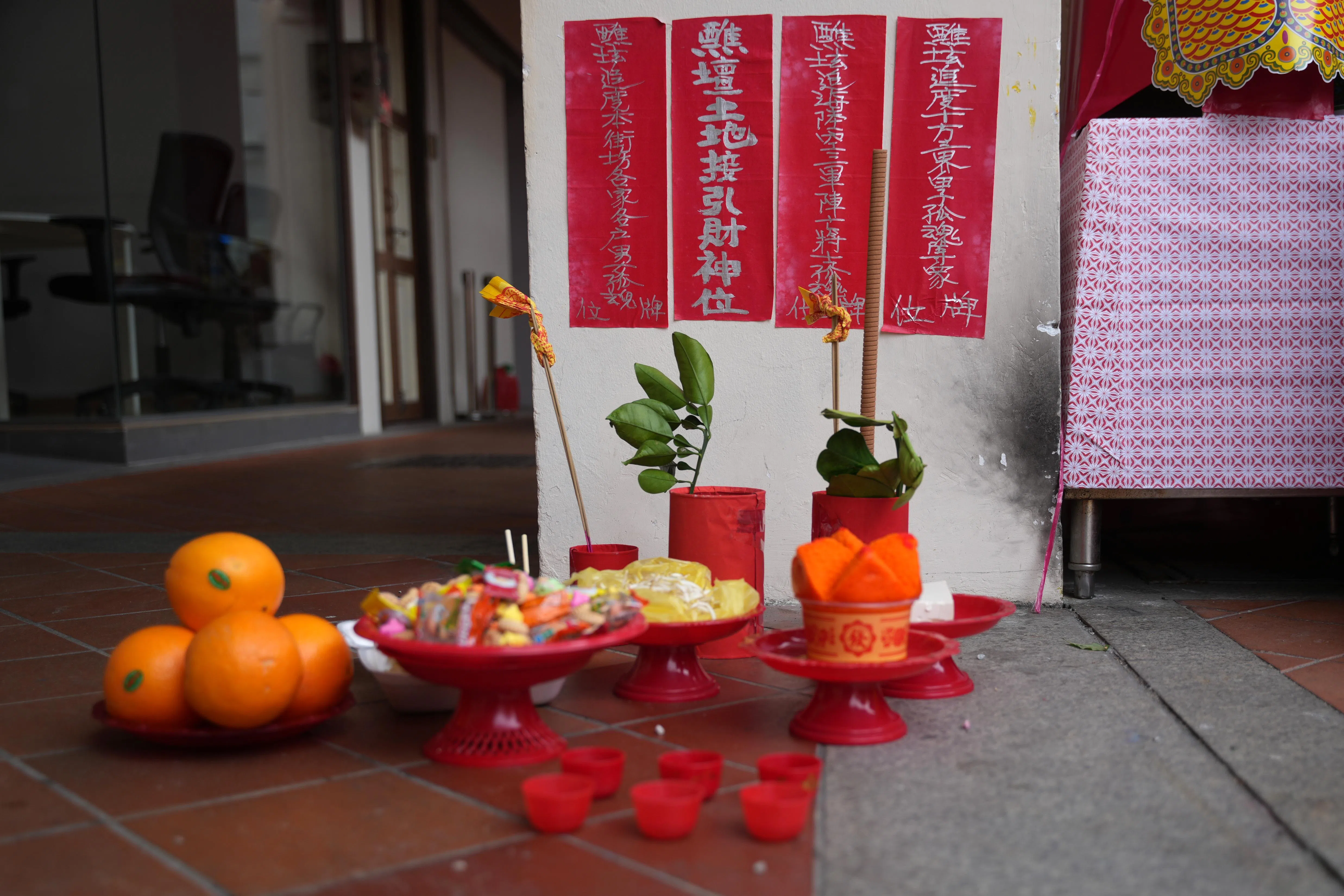 地上的糖果、豆腐、豆芽等供品，是用来祭拜幼童亡灵。（谢智扬摄）