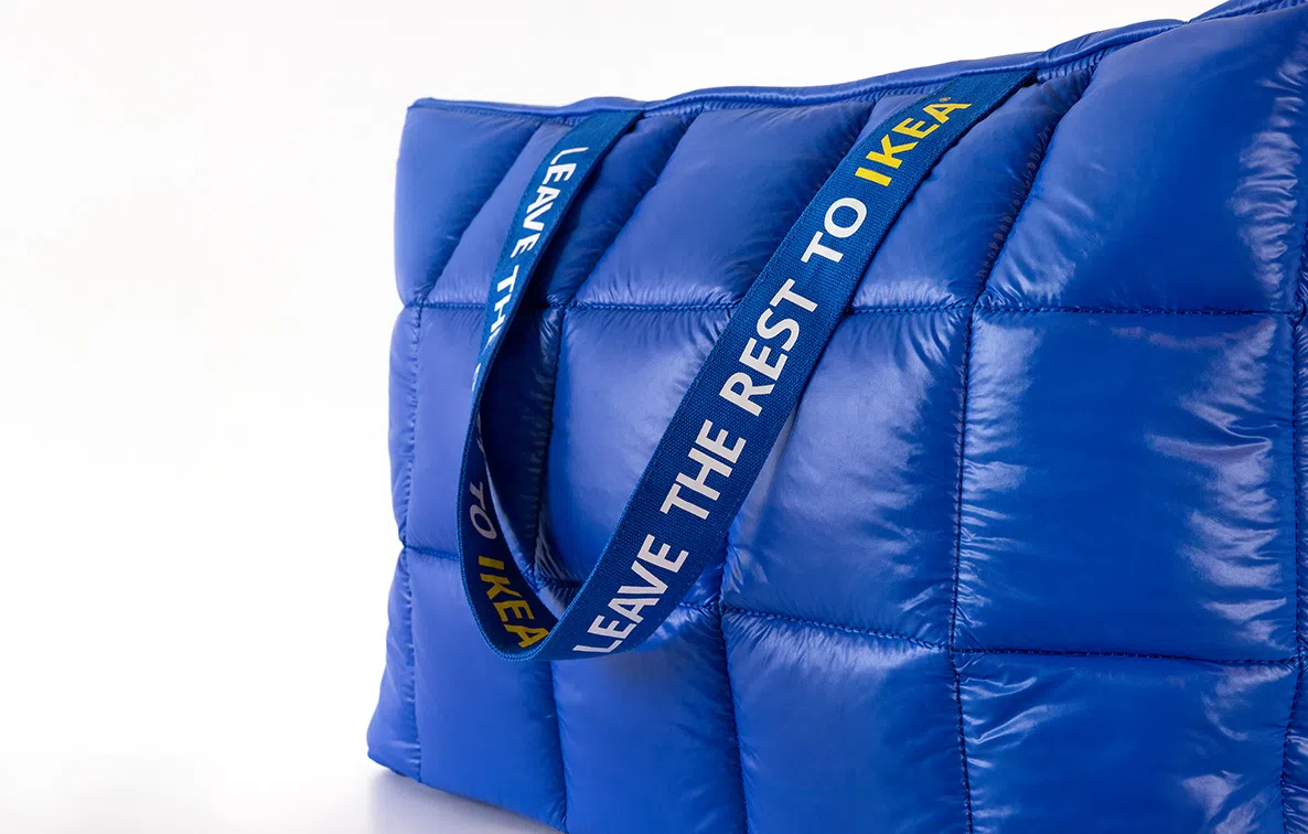 Resten枕头袋用柔滑衬垫布料制作，肩带采用更舒服的面料，带上印着“想憩息就交给宜家吧”字样。（宜家提供）