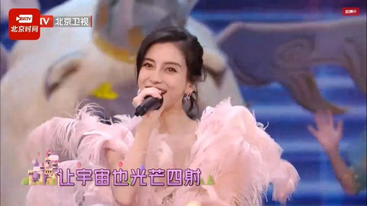 杨颖如仙女般出场。（视频截图）