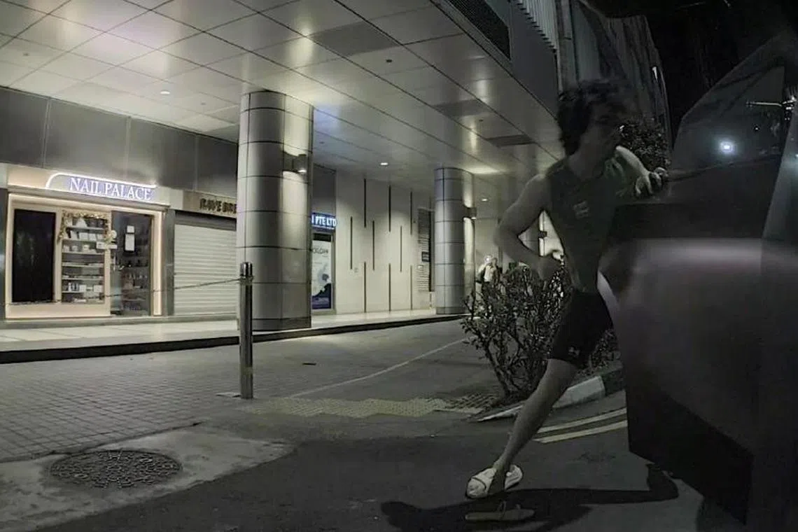 被告在前女友公司楼下守候，哭着求后者上车遭拒后，竟强行把她拽上车。 （取自法庭文件）