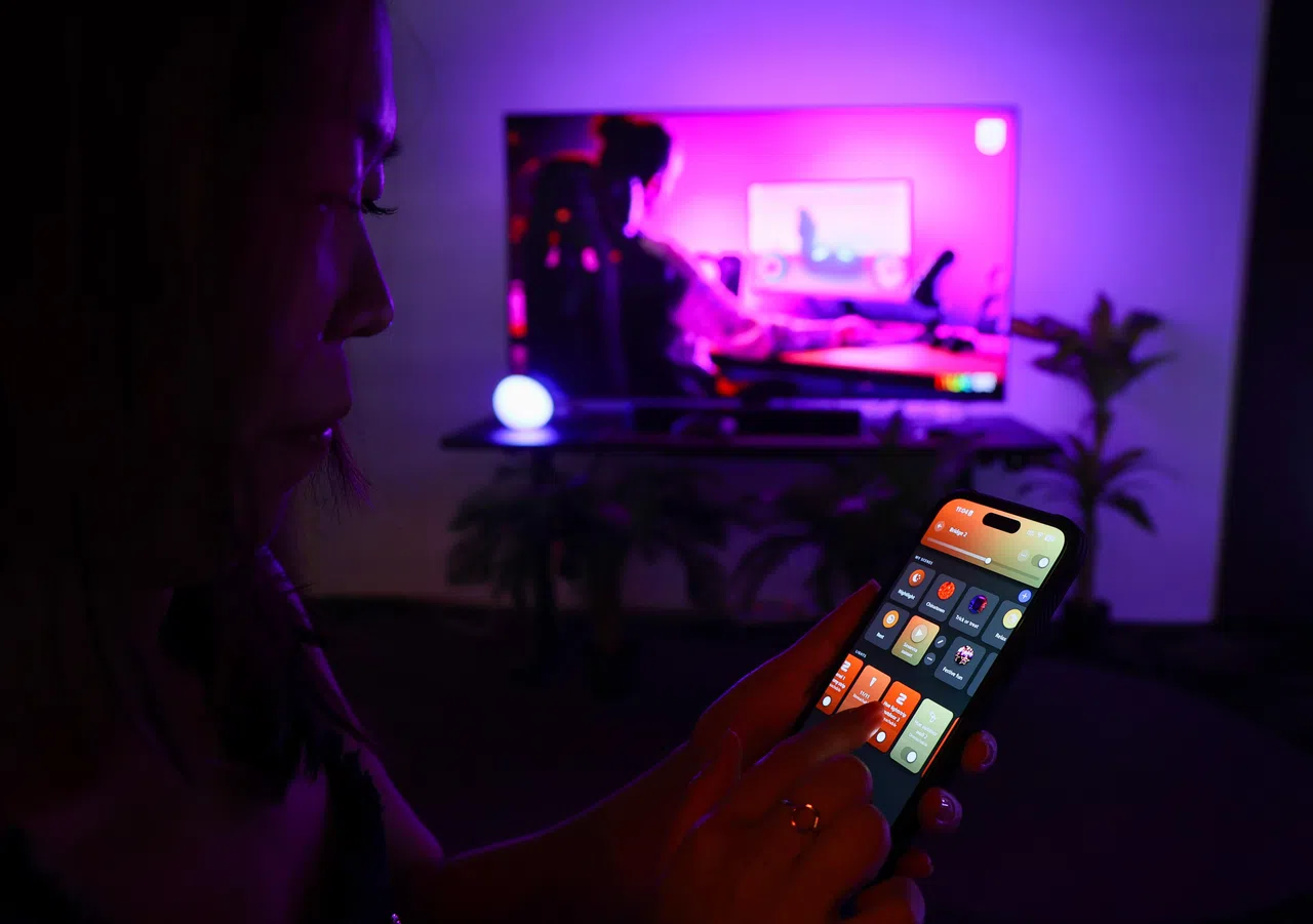 利用智能照明系统把白光换成彩色光，不但可以打造不一样的氛围，还能节省用电。图片摄于大巴窑一巷的Philips Light Lab。（龙国雄摄）