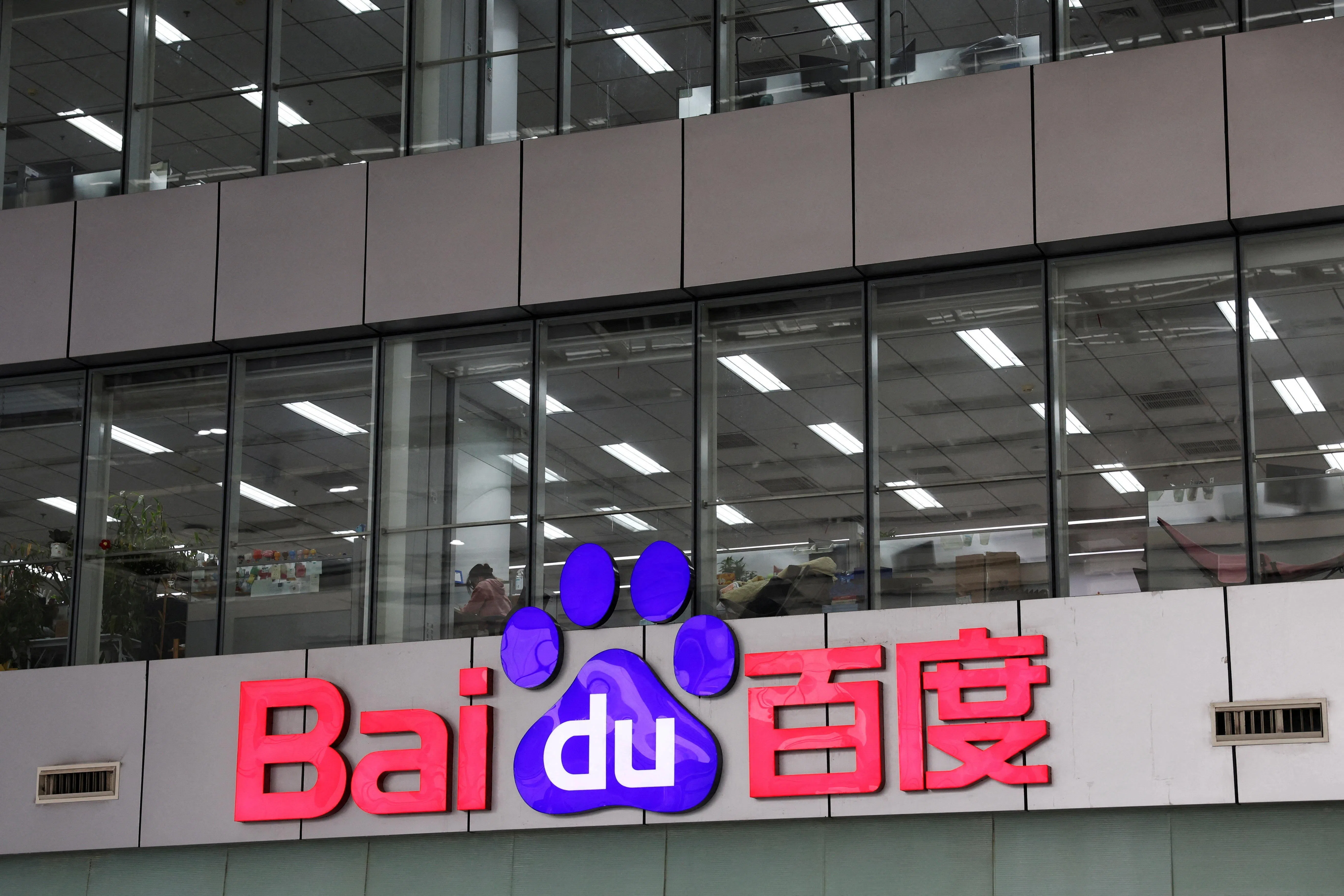 一些分析师认为，投资者现在真正要判断的，不是百度能不能继续发展AI，而是它的AI增长能否快过传统业务下滑的速度，并最终成为它的新盈利引擎。（路透社）