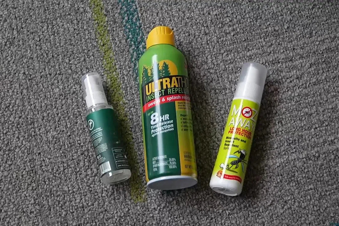 打预防针时护士告诉我们，一般的防蚊喷液在几内亚起不到效果，必须用标有“避蚊胺（DEET）”和“派卡瑞丁（Picaridin）”的产品才能对抗当地的“蚊子兵团”（视频截图）