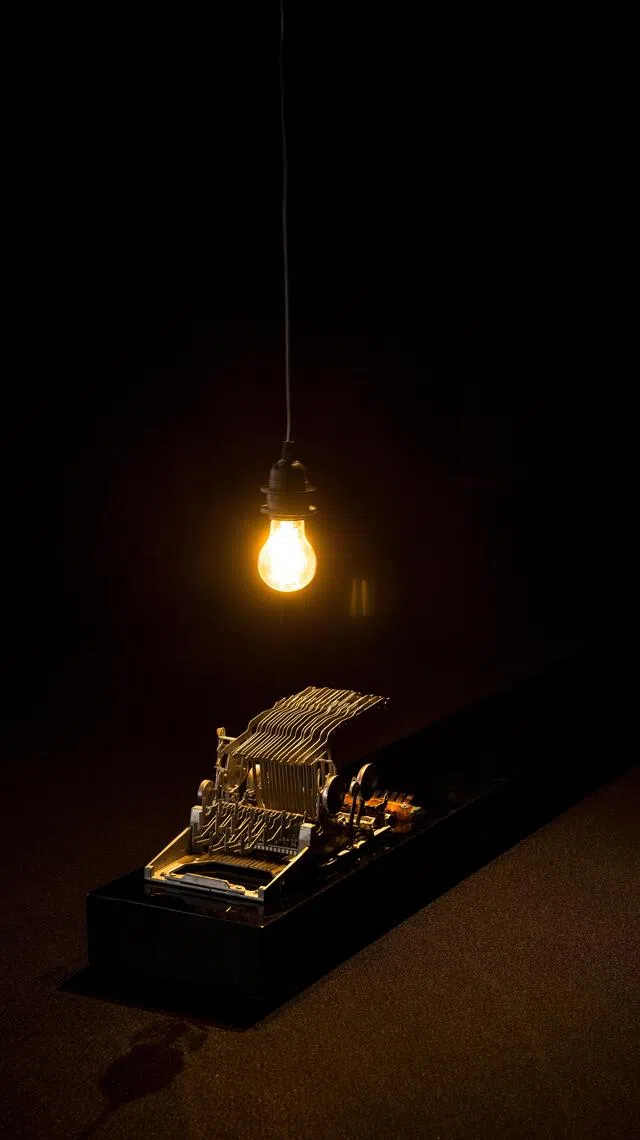 访客可以在印尼艺术家Christine Ay Tjoe残缺不全的打字机上按键打字。（新加坡美术馆提供）