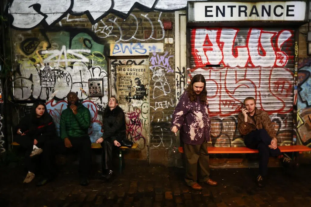 英国国会两院通过一项法案，限定现年不超过17岁的未成年人终身禁止购买香烟。