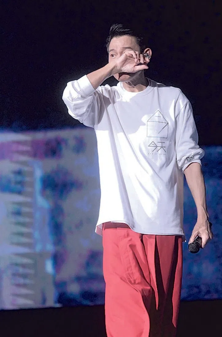 华仔被粉丝感动落泪。（互联网）