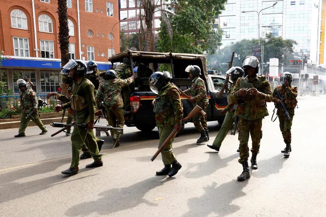肯尼亚警方在内罗毕街头严阵以待，准备维护示威现场秩序。（路透社）