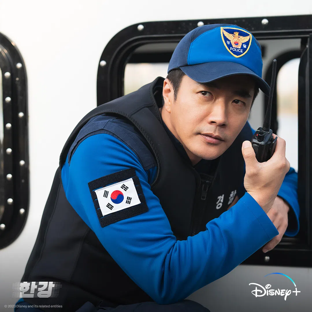 权相佑饰演火爆但充满正义感的水警，呈现滑稽表演。（Disney+ IG）
