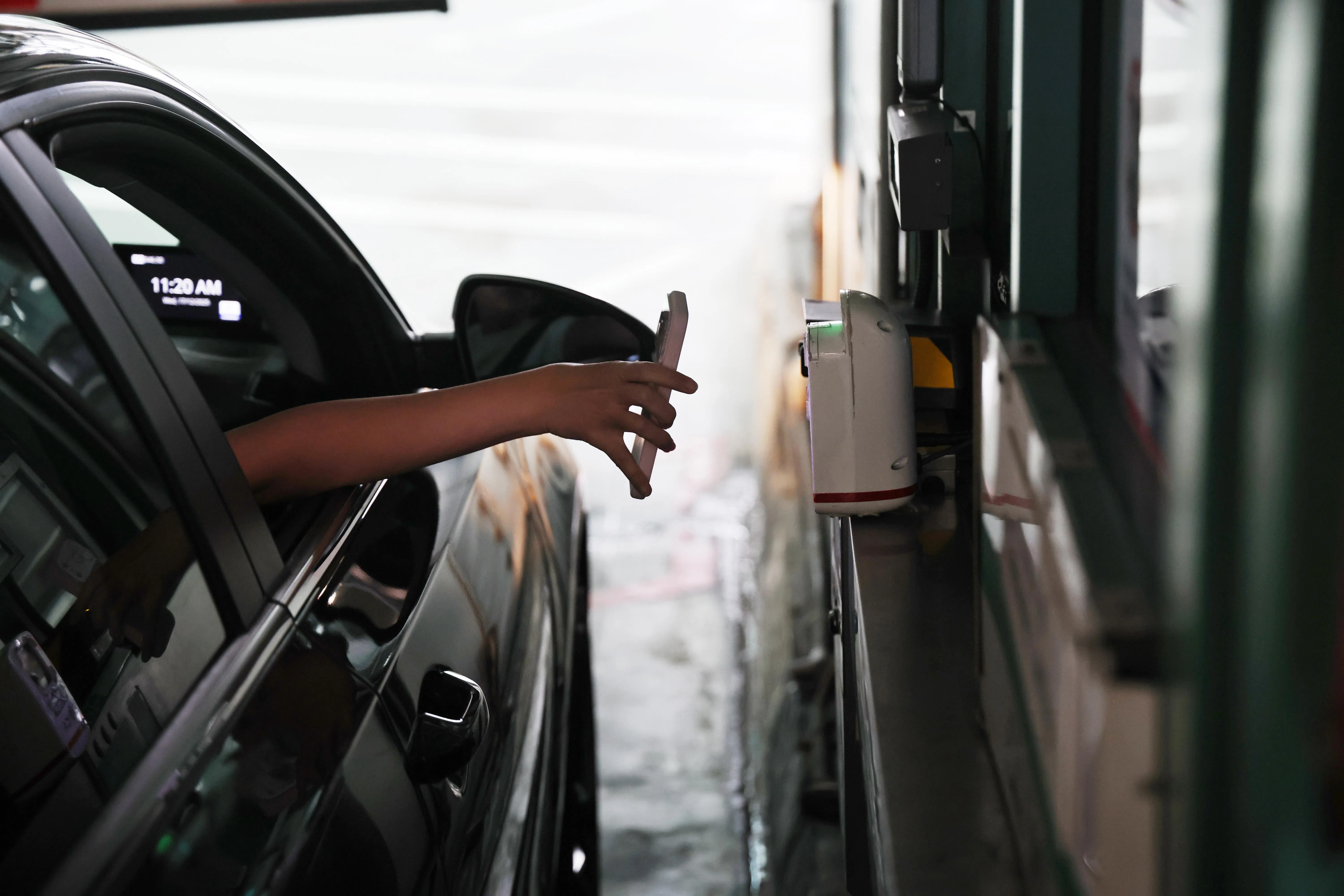 汽车通道部署QR码系统的成效更为显著，整体通关时间缩短约三成。（陈渊庄摄）