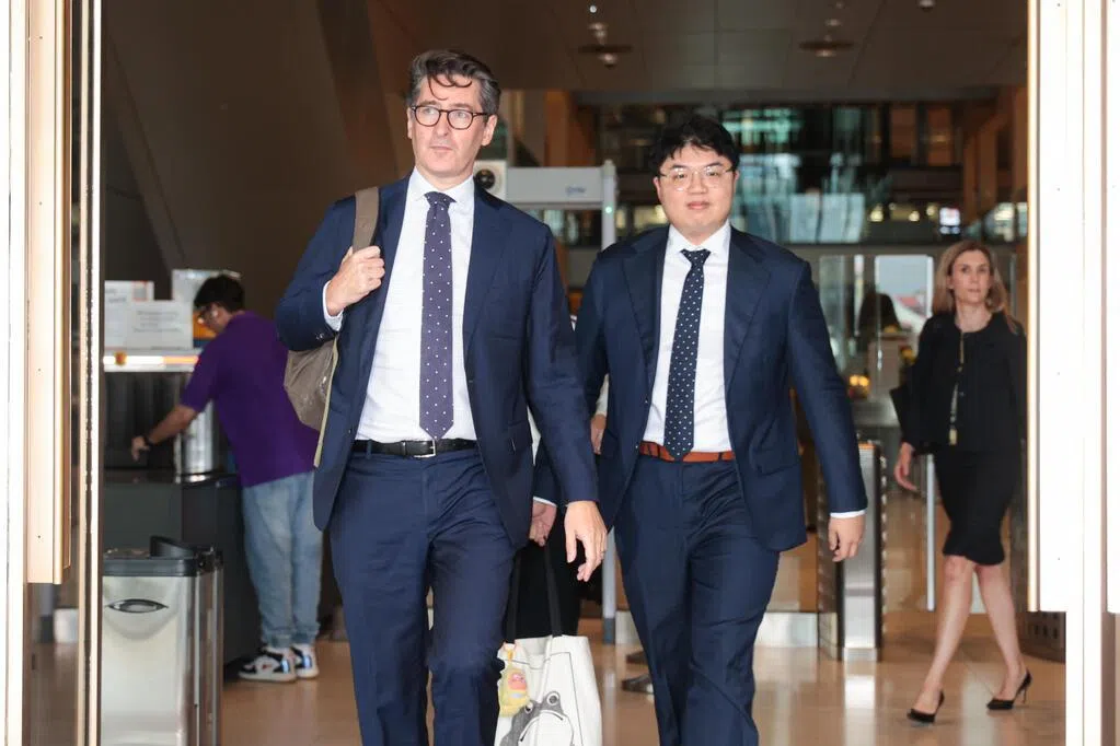 彭博社被指诽谤部长官司续审，辩方驳斥，媒体报道关于政府对本地买卖豪宅的管制，是涉及公众利益的新闻；而且，在记者撰写的首几份“初稿”中，并没有提到尚穆根脱售优质洋房的交易。